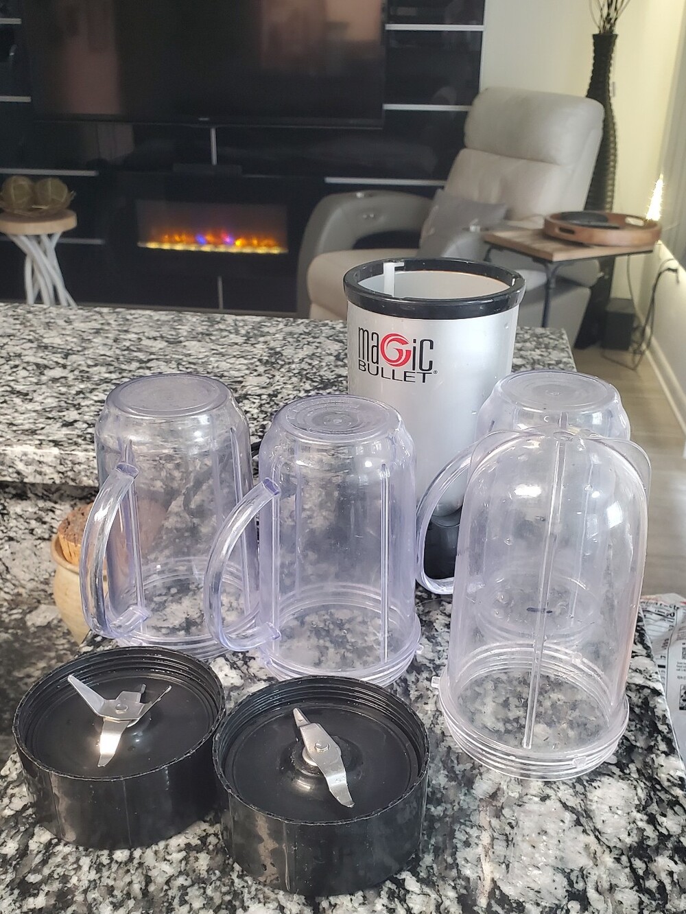 💕 Magic Bullet Blender 💕  With 4 Cups And 2 Blade Attachments